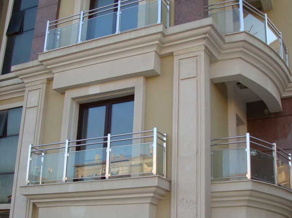 Оформление балконов цокольными молдингами