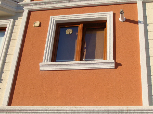 Оформление окна фасадным декором