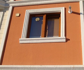 Оформление окна фасадным декором